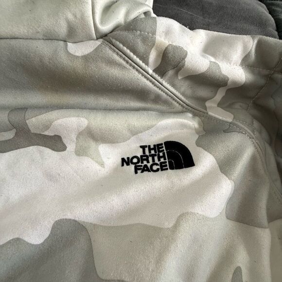 The North Face Men's Reversible Camo and Black Puffer Jacket - Picture 4 of 15